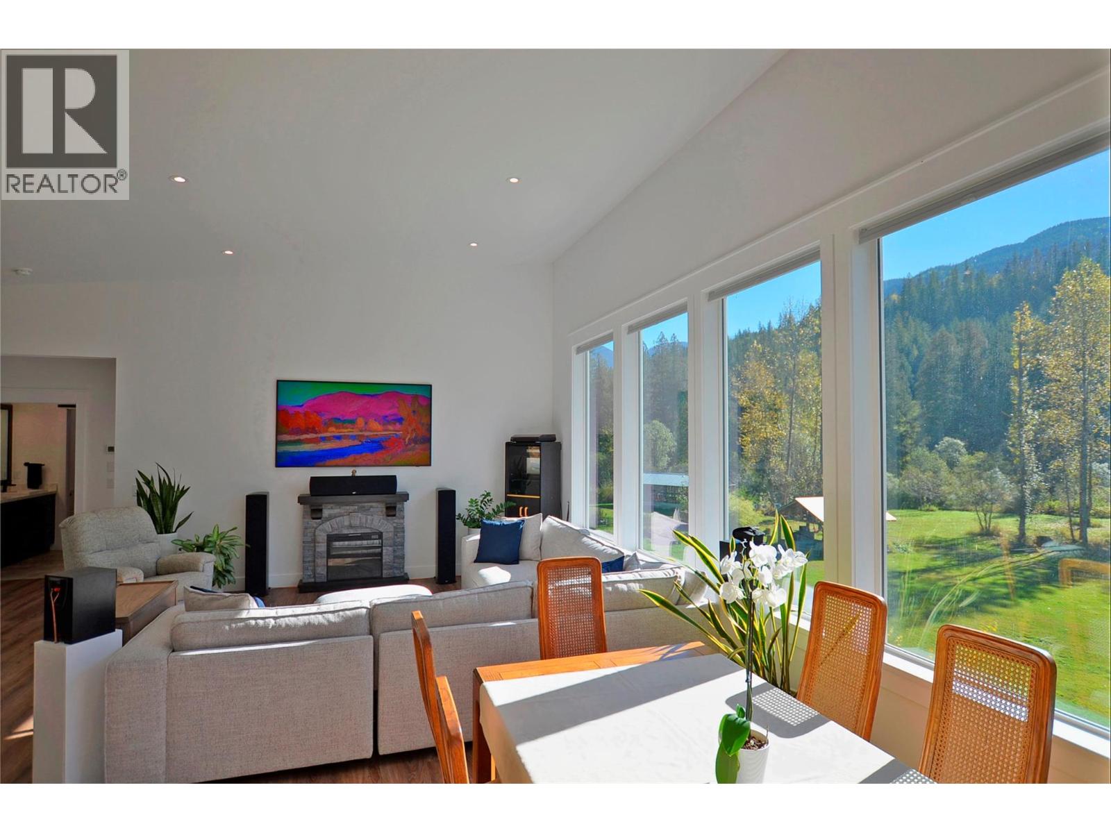 5916 Ferguson Frontage Road, Malakwa