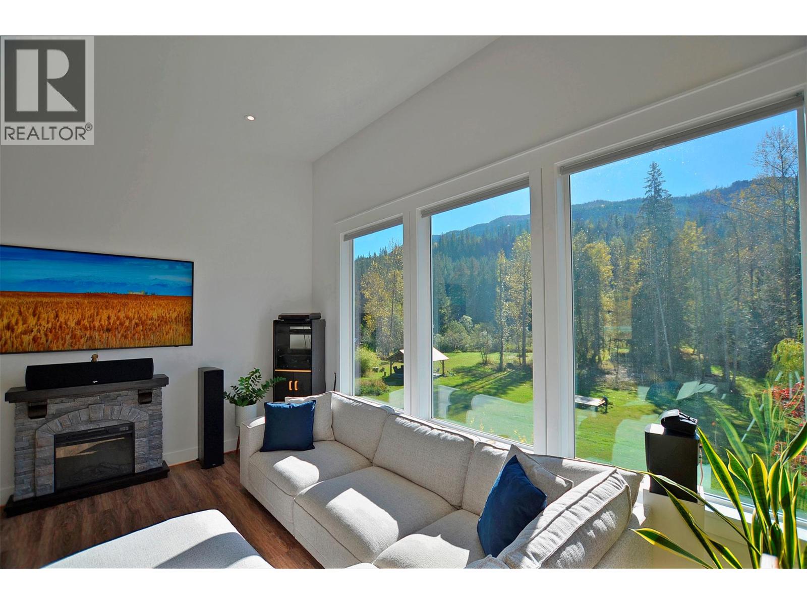 5916 Ferguson Frontage Road, Malakwa