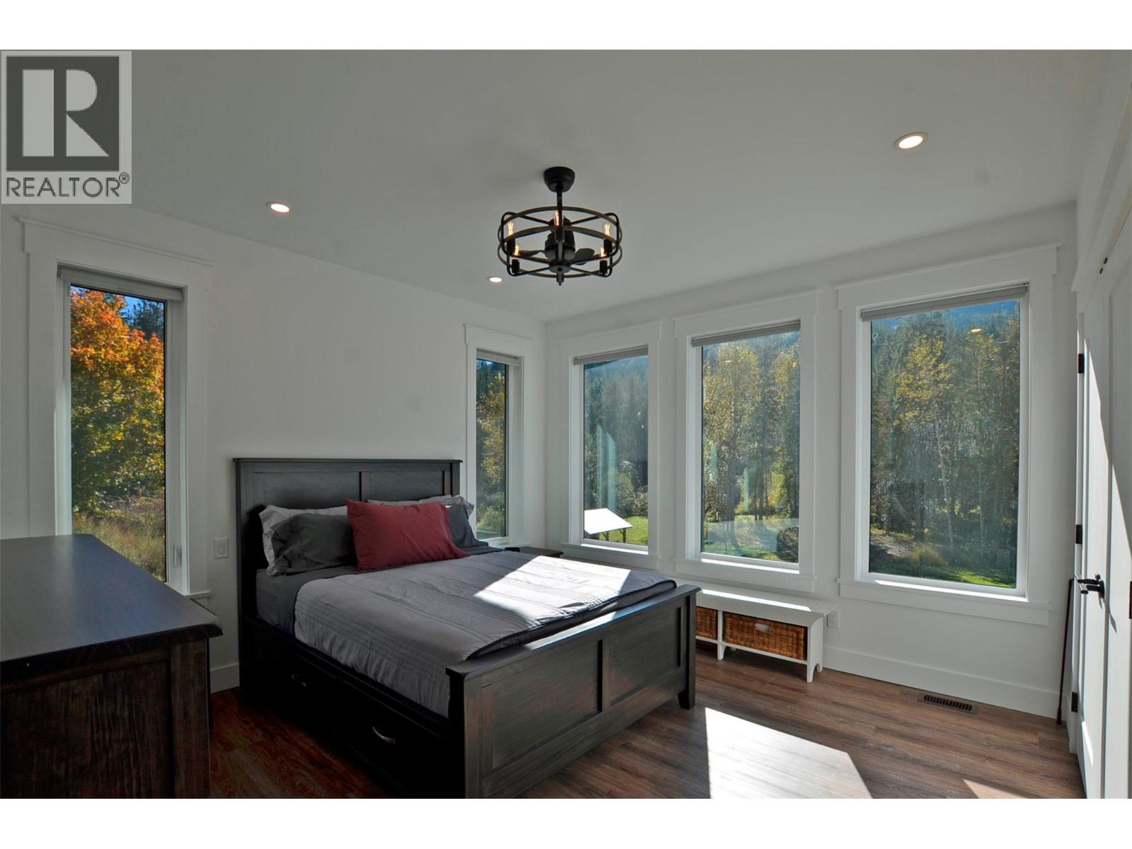 5916 Ferguson Frontage Road, Malakwa