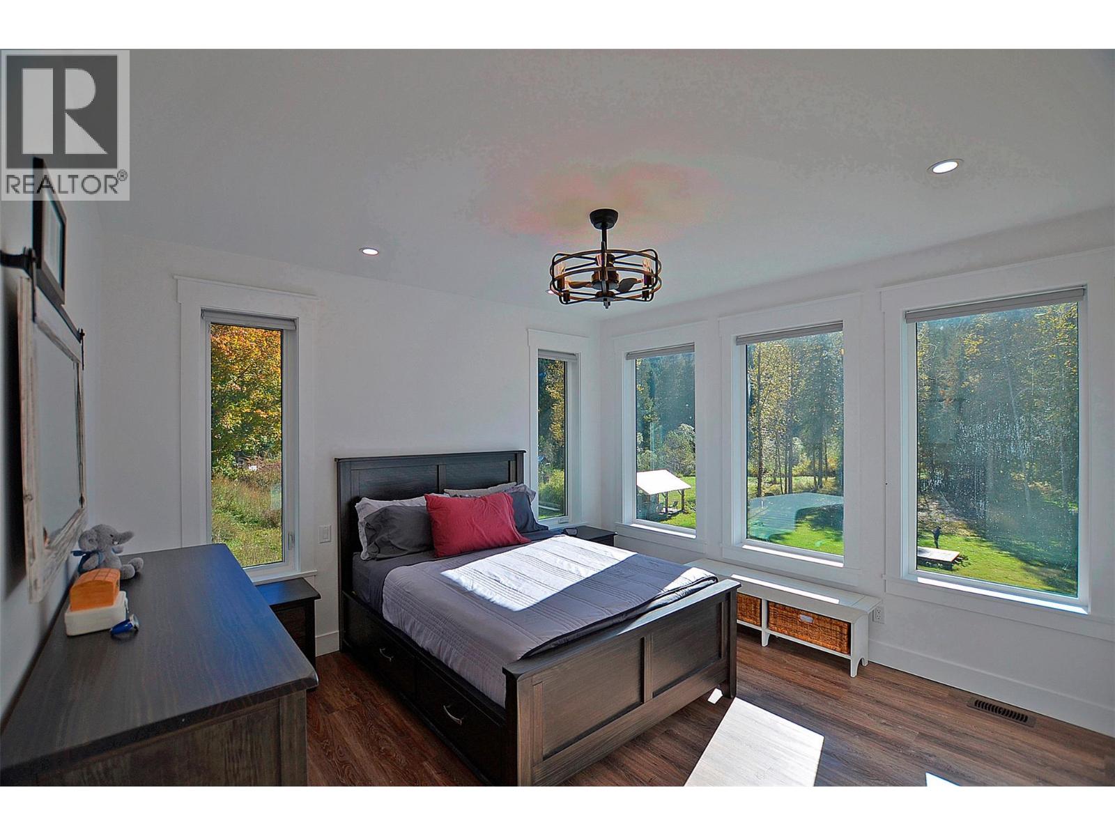 5916 Ferguson Frontage Road, Malakwa