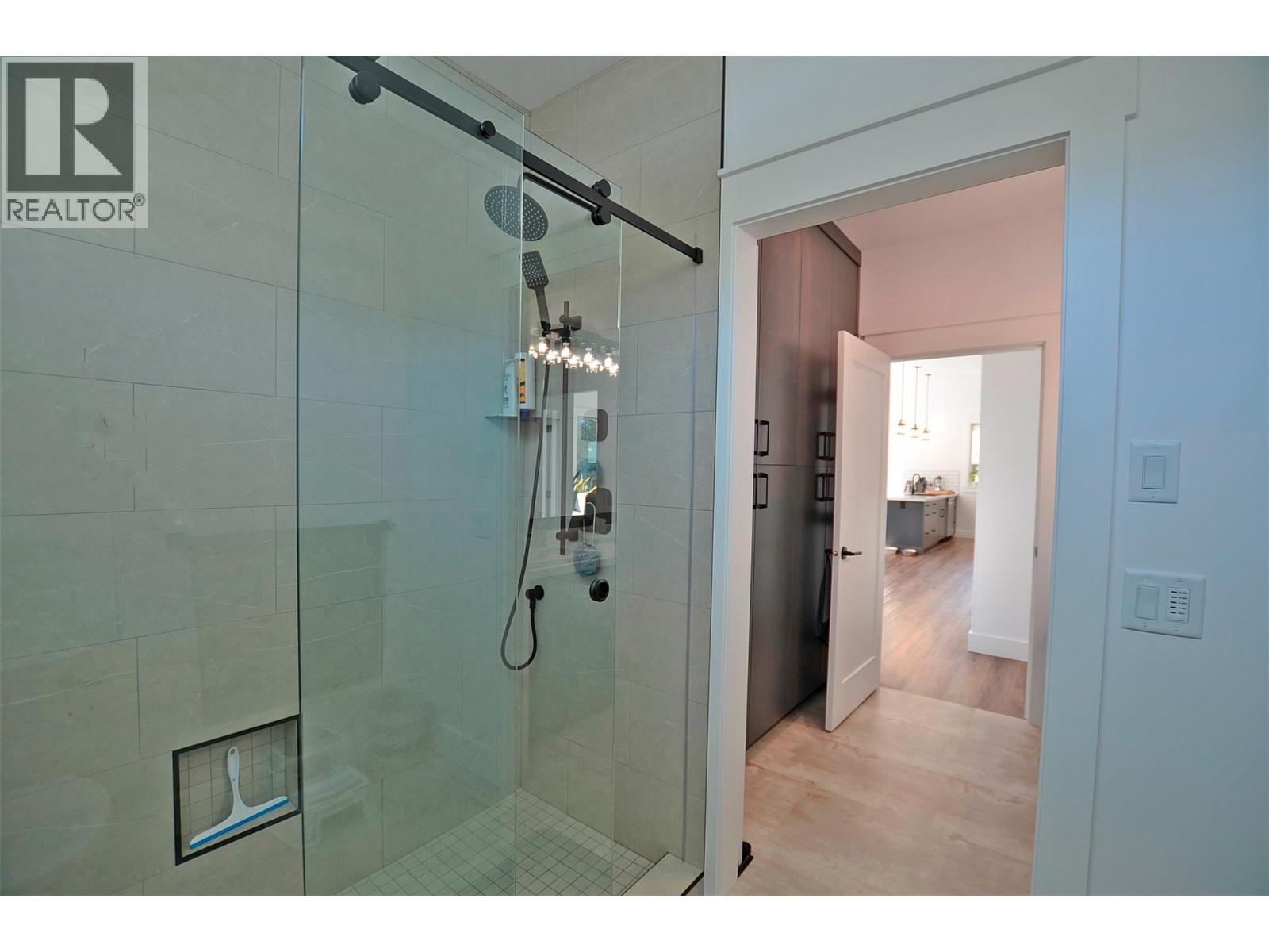 5916 Ferguson Frontage Road, Malakwa