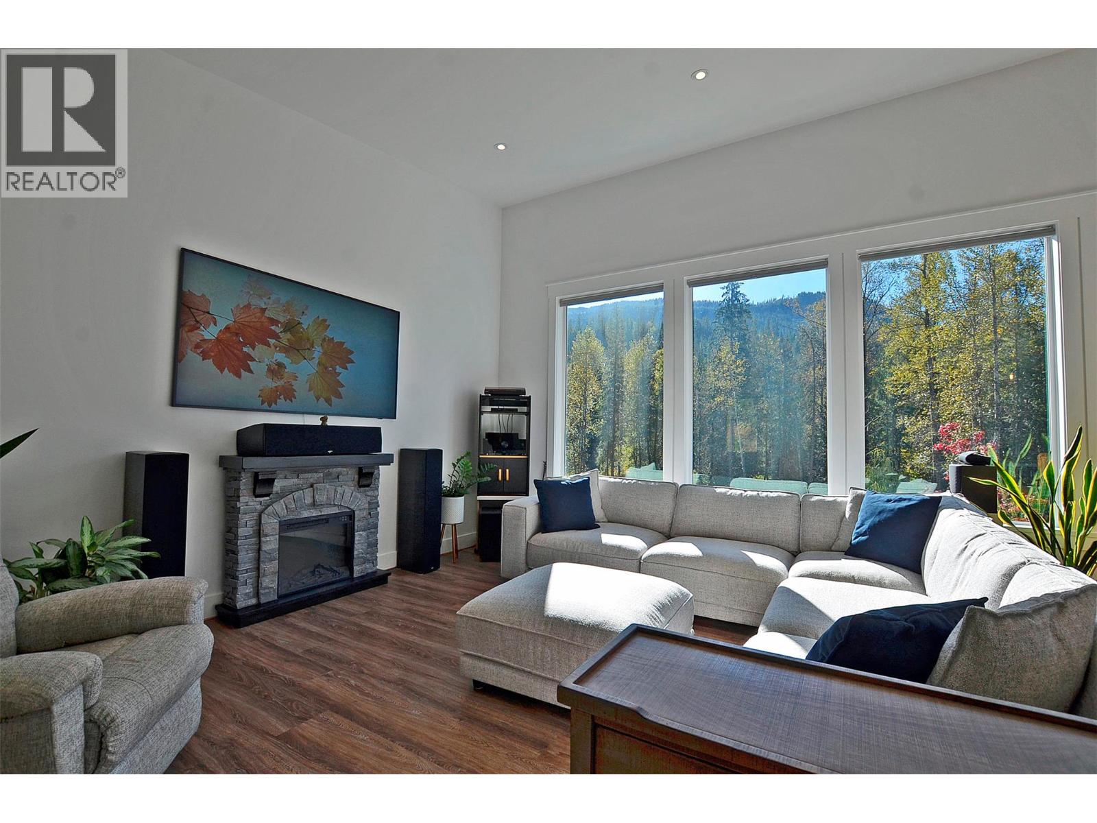 5916 Ferguson Frontage Road, Malakwa