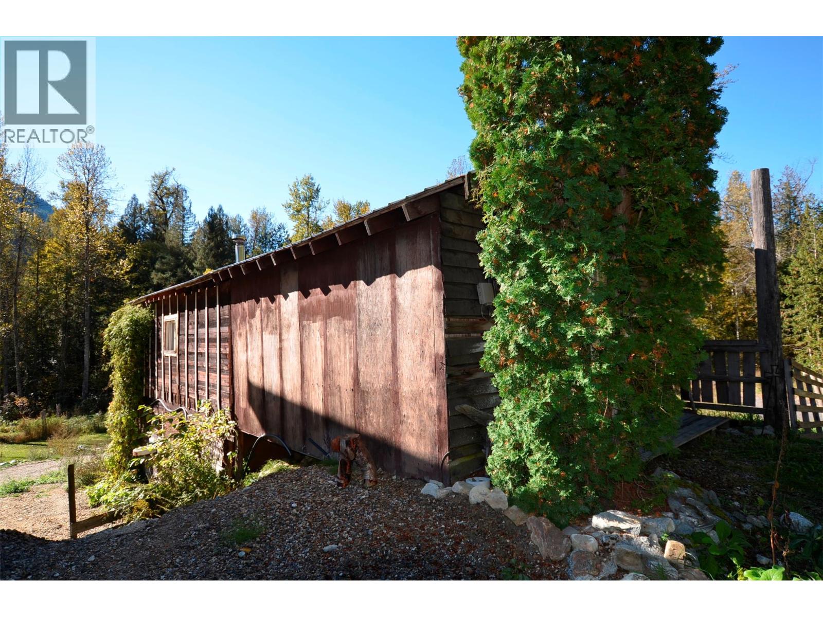 5916 Ferguson Frontage Road, Malakwa