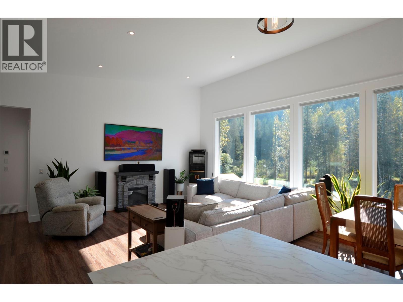 5916 Ferguson Frontage Road, Malakwa