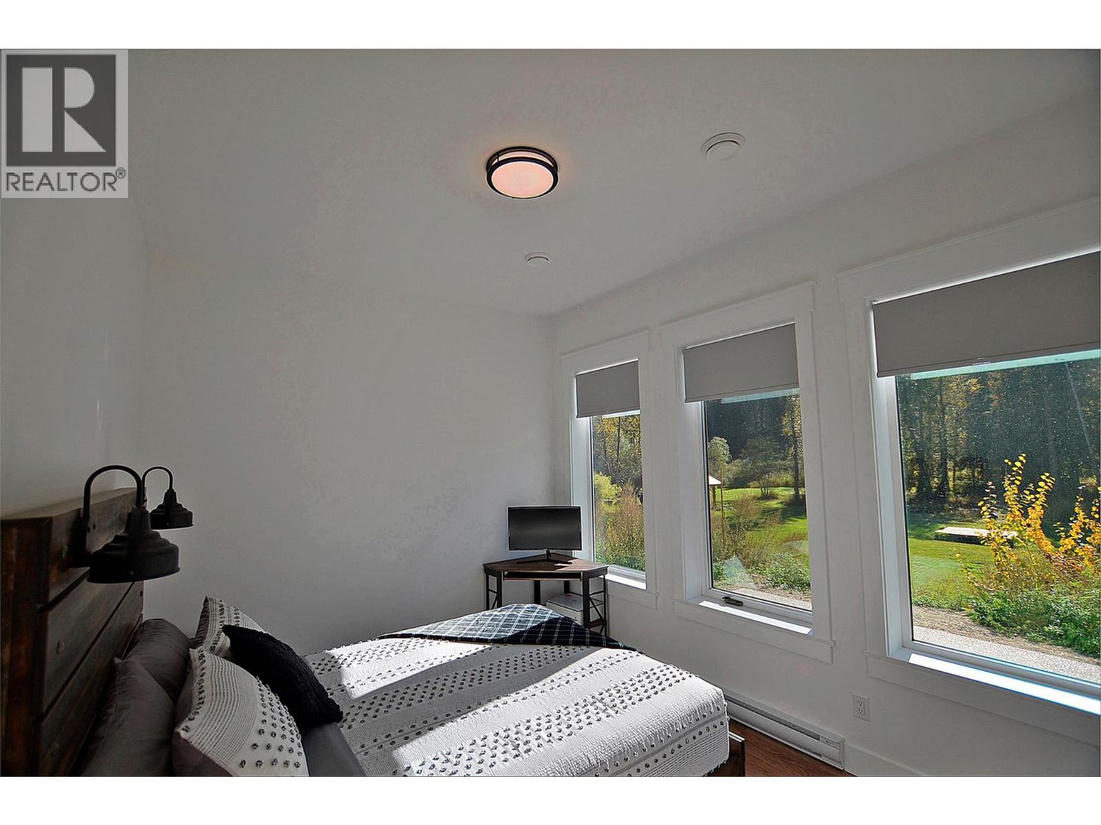 5916 Ferguson Frontage Road, Malakwa