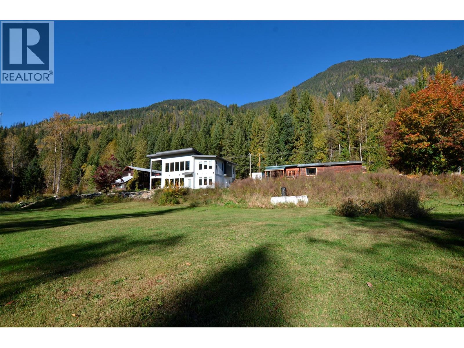 5916 Ferguson Frontage Road, Malakwa