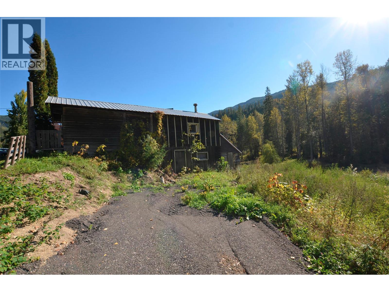 5916 Ferguson Frontage Road, Malakwa