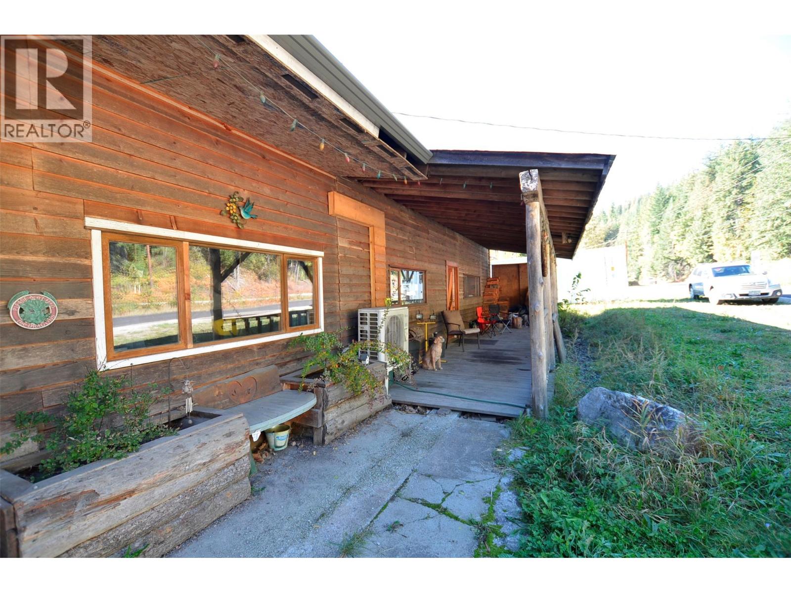 5916 Ferguson Frontage Road, Malakwa