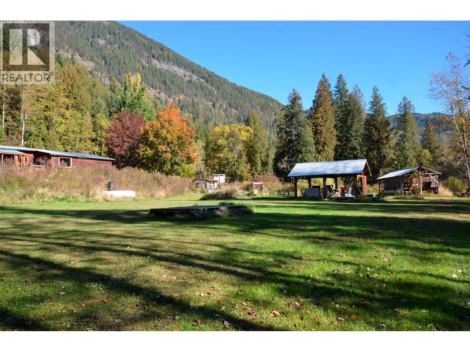 5916 Ferguson Frontage Road, Malakwa