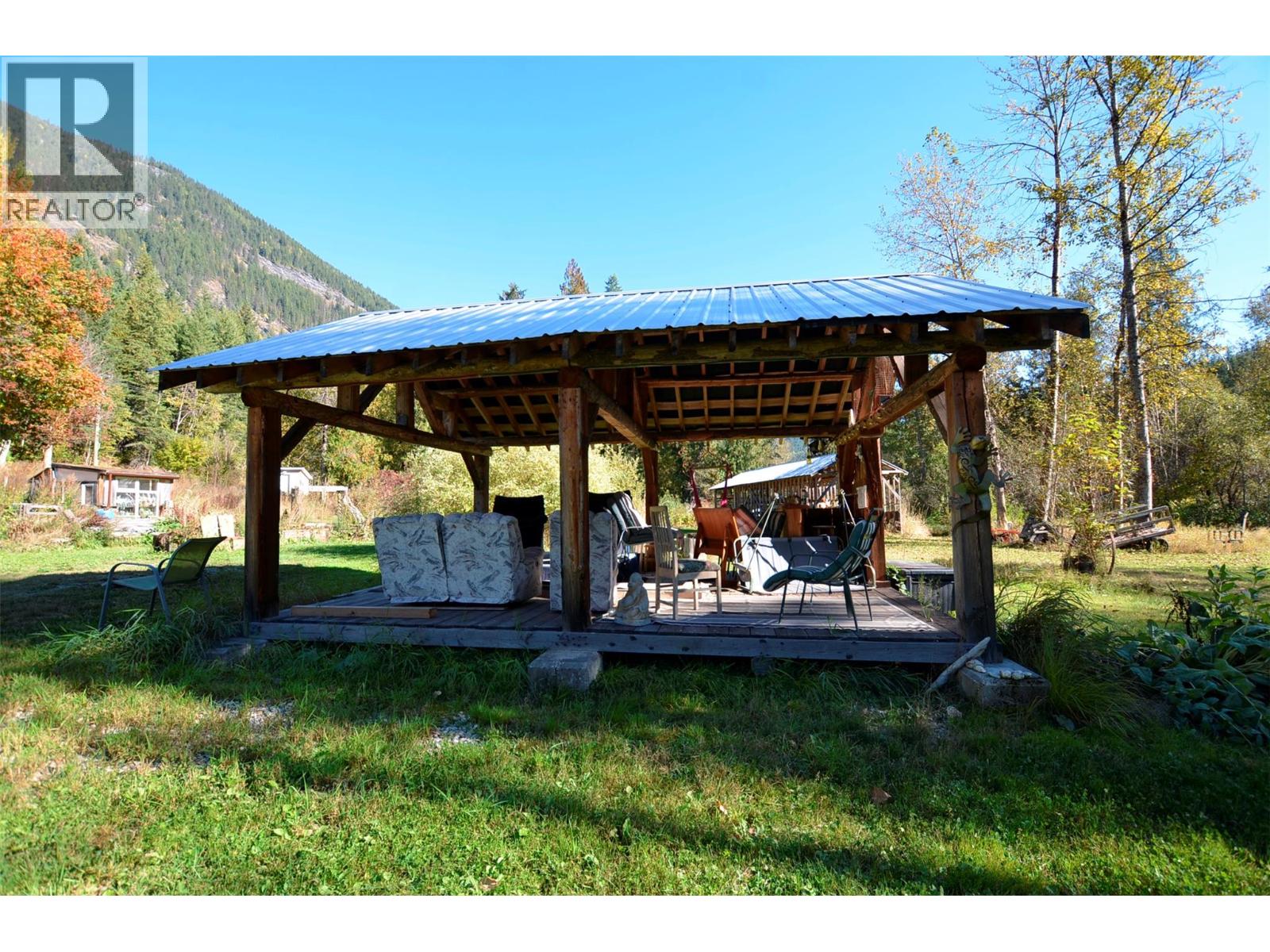 5916 Ferguson Frontage Road, Malakwa