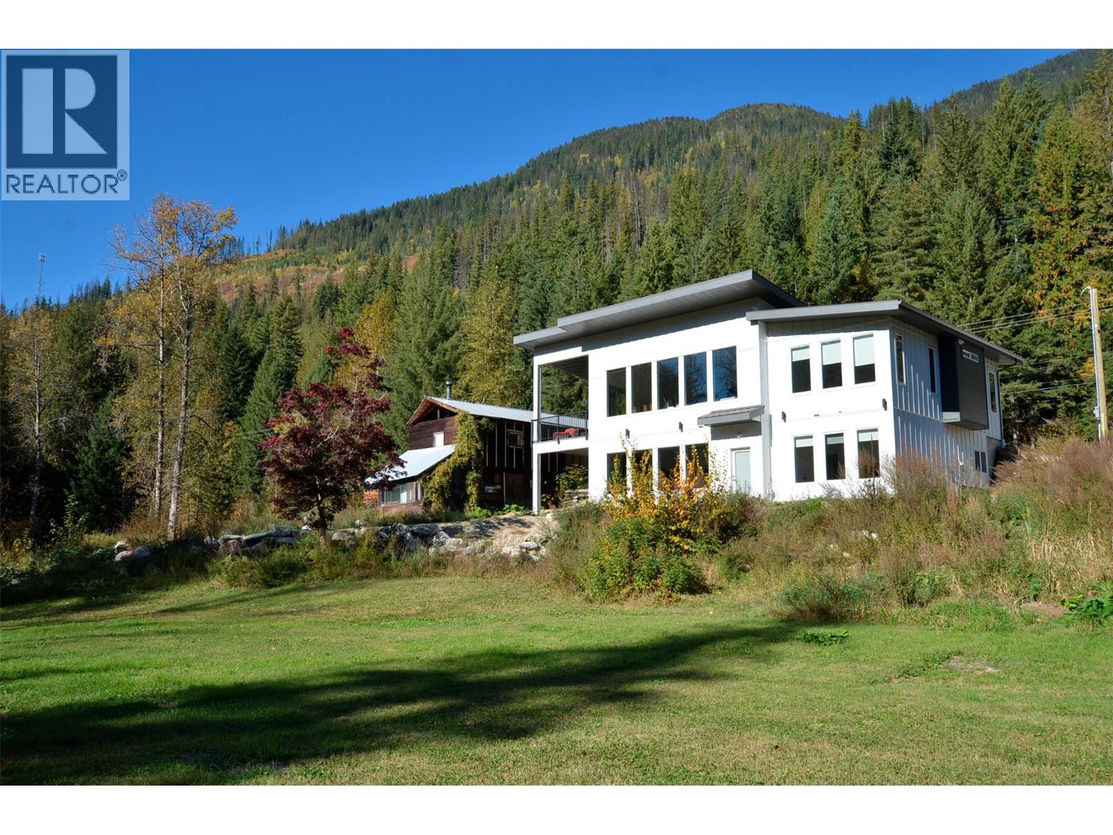 5916 Ferguson Frontage Road, Malakwa