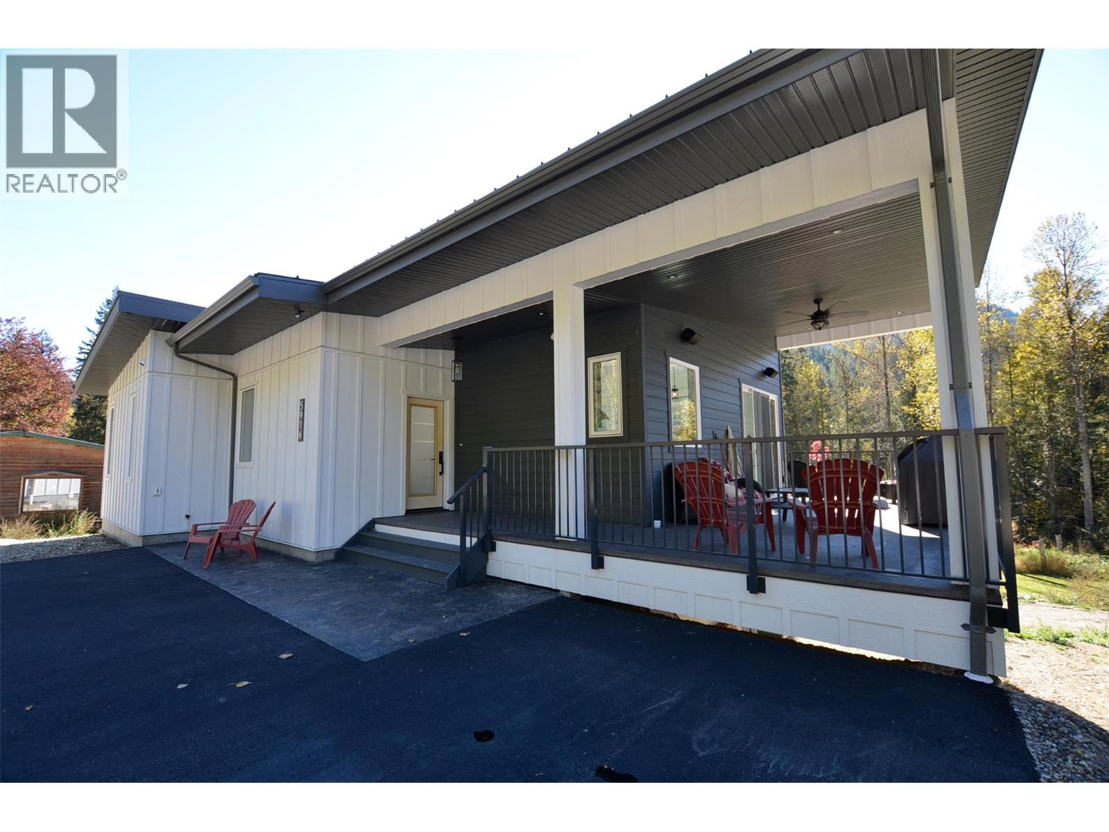 5916 Ferguson Frontage Road, Malakwa