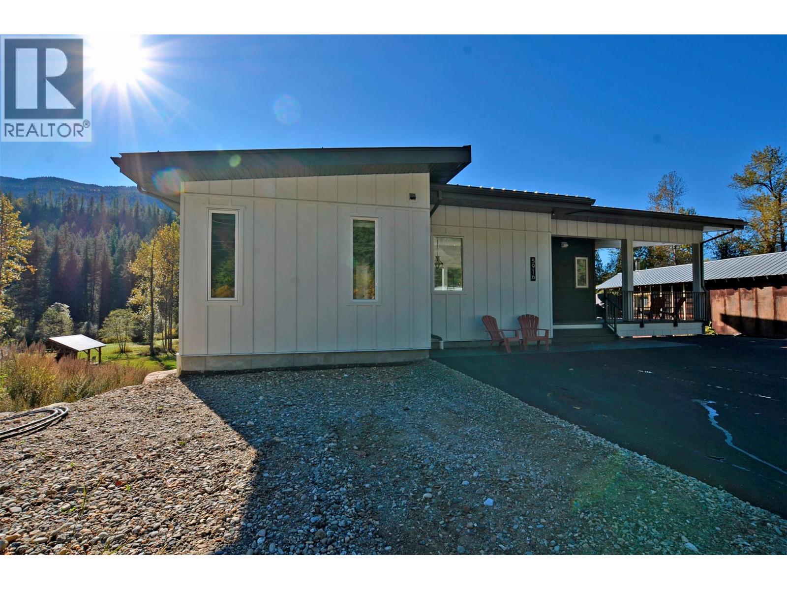 5916 Ferguson Frontage Road, Malakwa