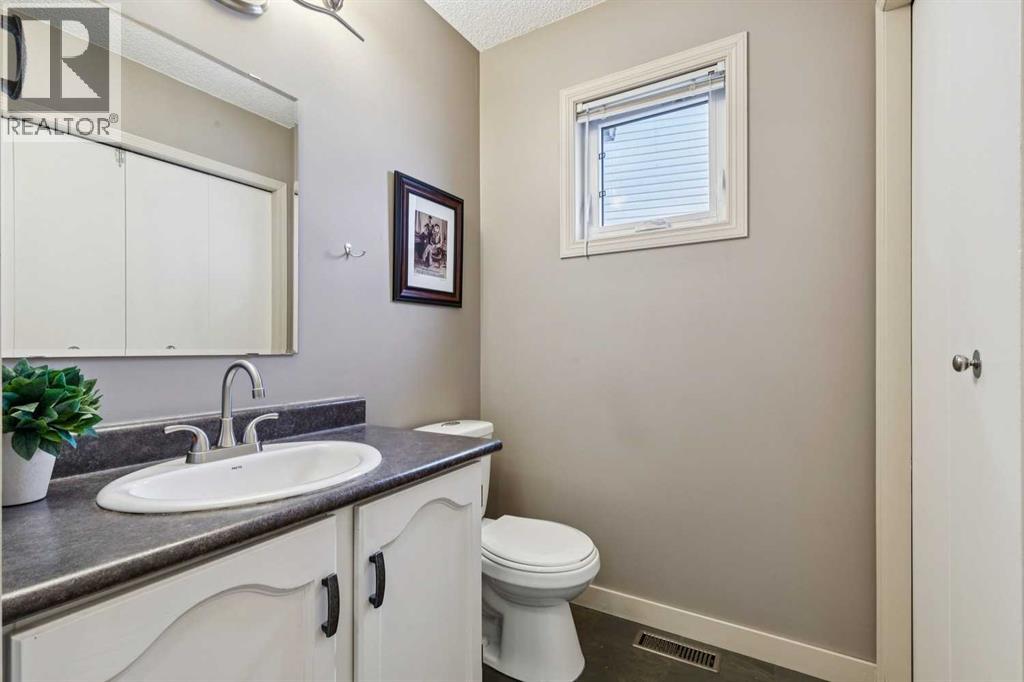 Single Family House for Sale in  Erin Meadow Close SE Erin Woods Calgary 