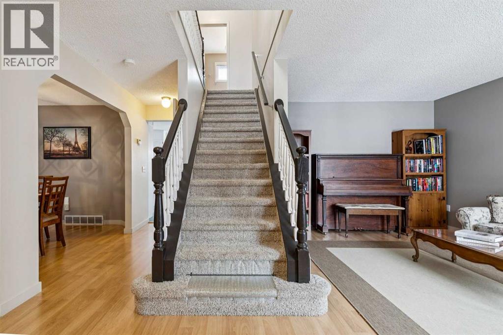 Single Family House for Sale in  Erin Meadow Close SE Erin Woods Calgary 