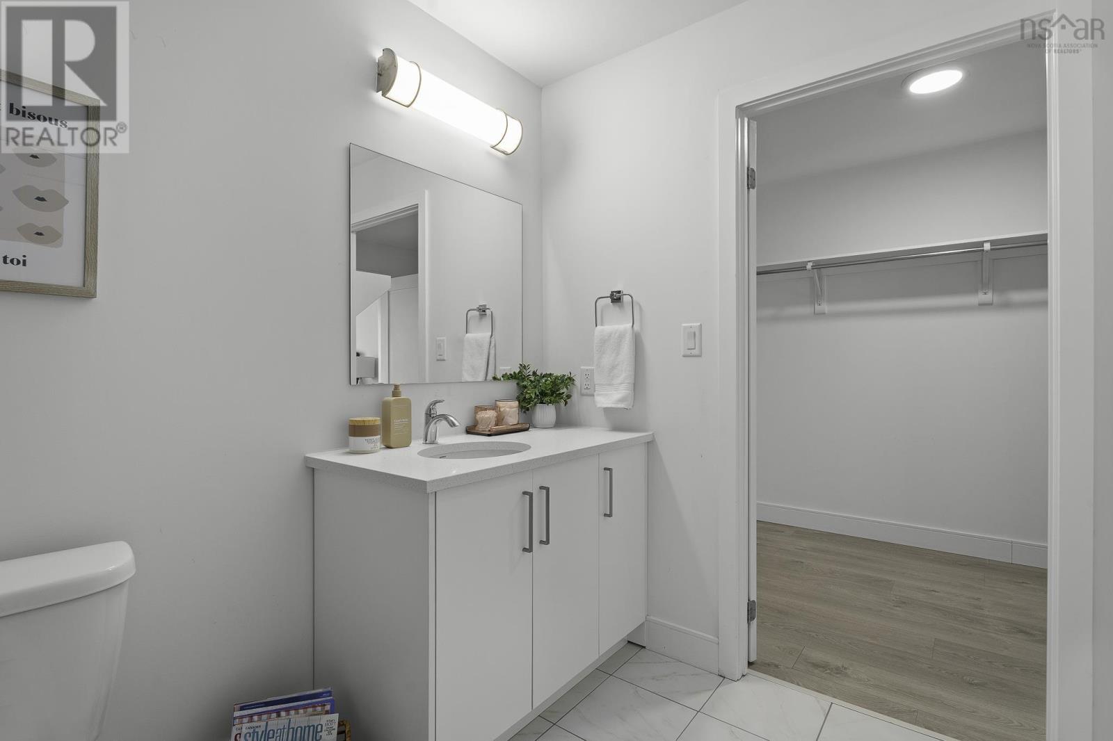 Property 33 of 48 of 1103 72 Seapoint Road