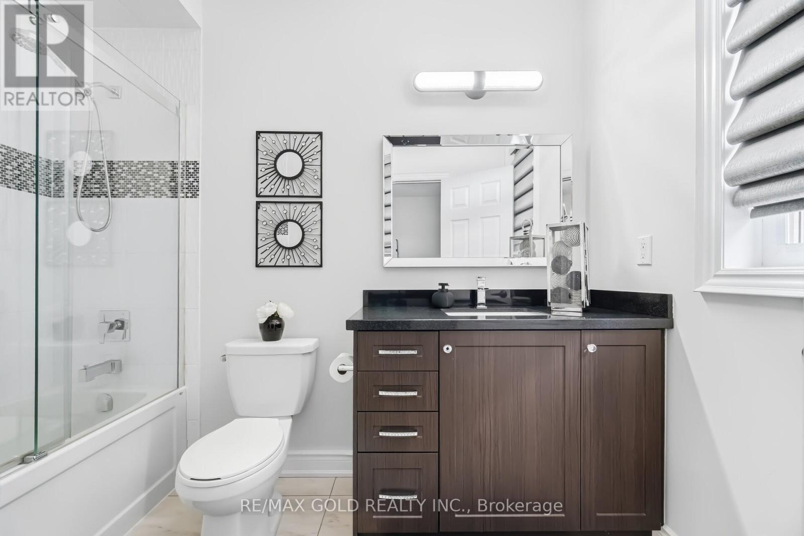 4 SPAIN CRESCENT - 28
