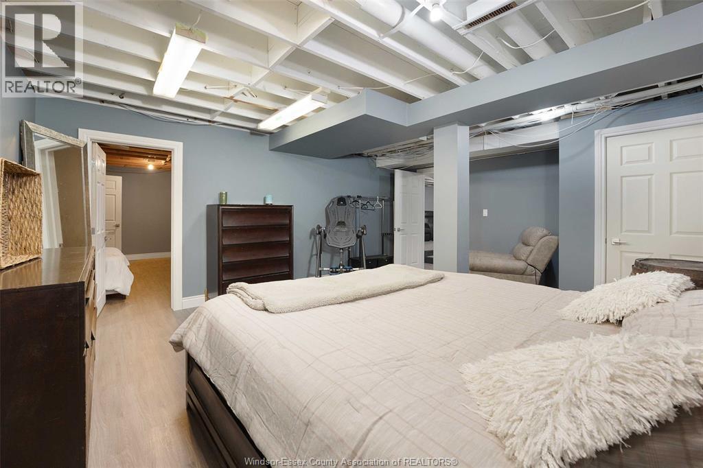 7566 HOWARD AVENUE - 31
