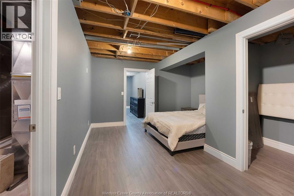 7566 HOWARD AVENUE - 32