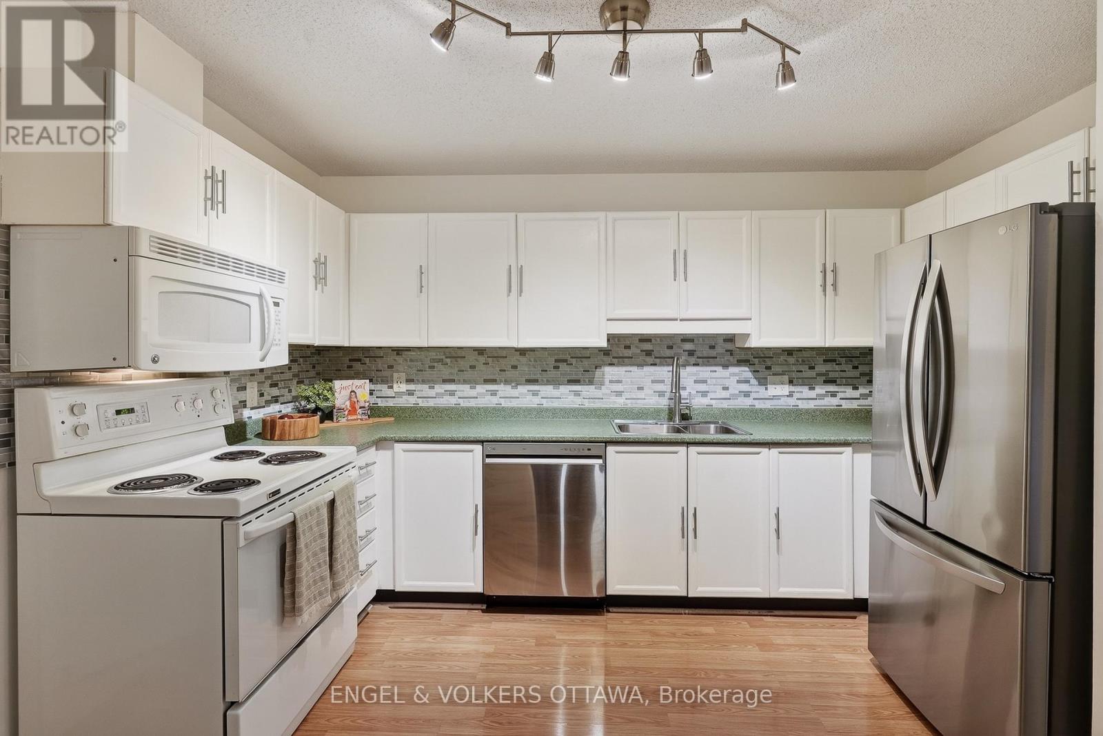#208 6 TERRACE DRIVE - 8