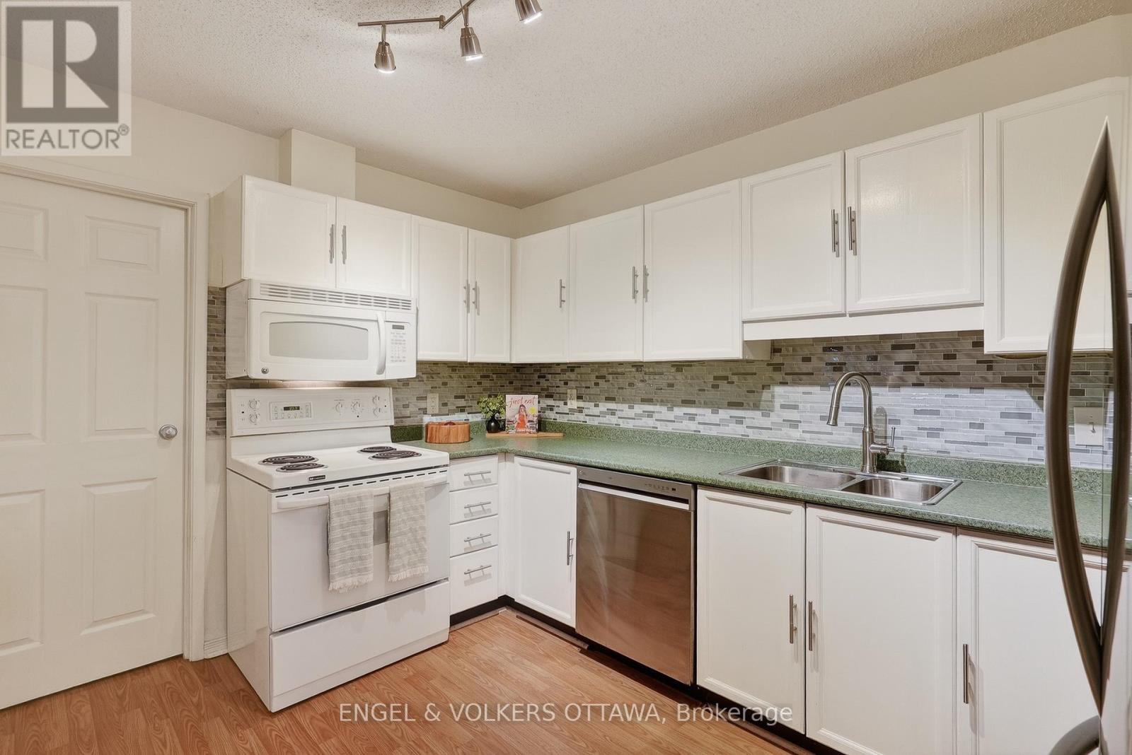 #208 6 TERRACE DRIVE - 9