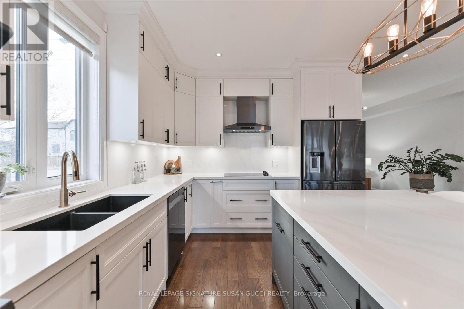 811 COSBURN AVENUE - 12