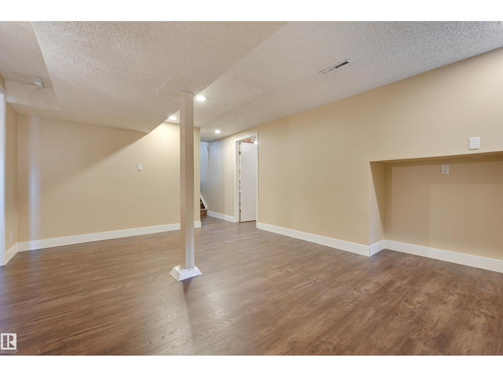 15914 92A AV NW, Edmonton