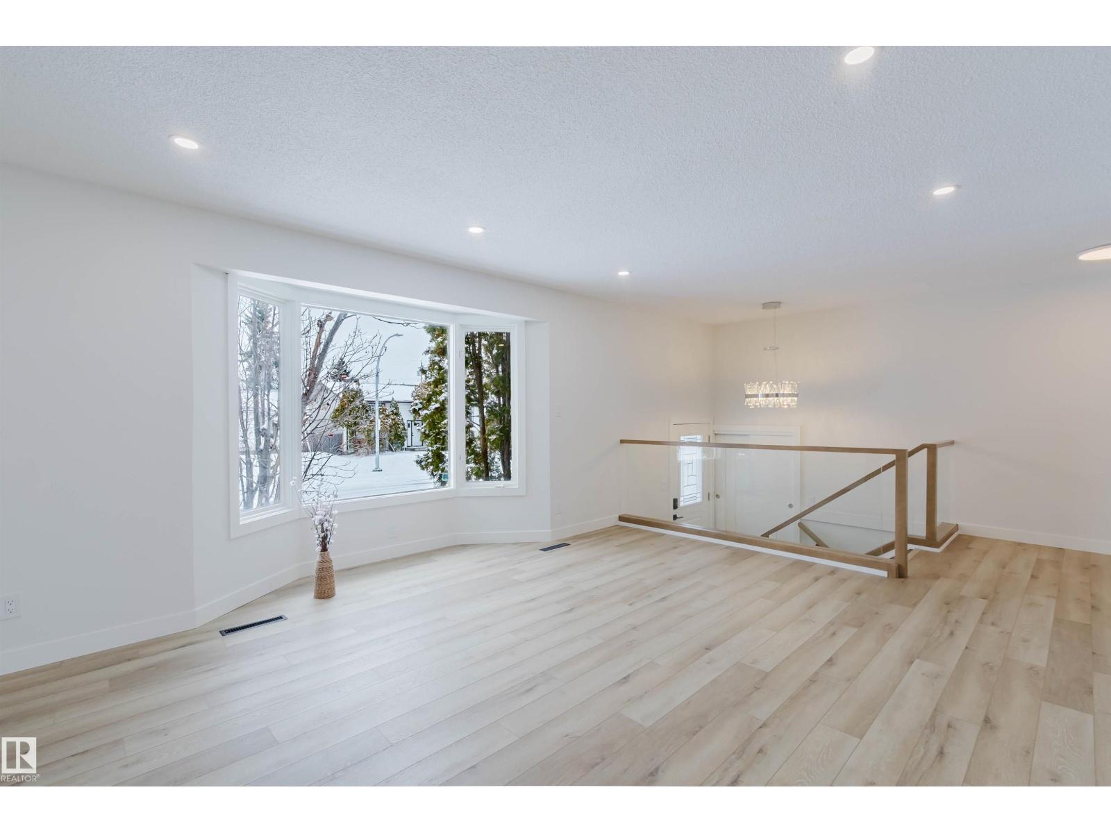 11528 42 AV NW - 8
