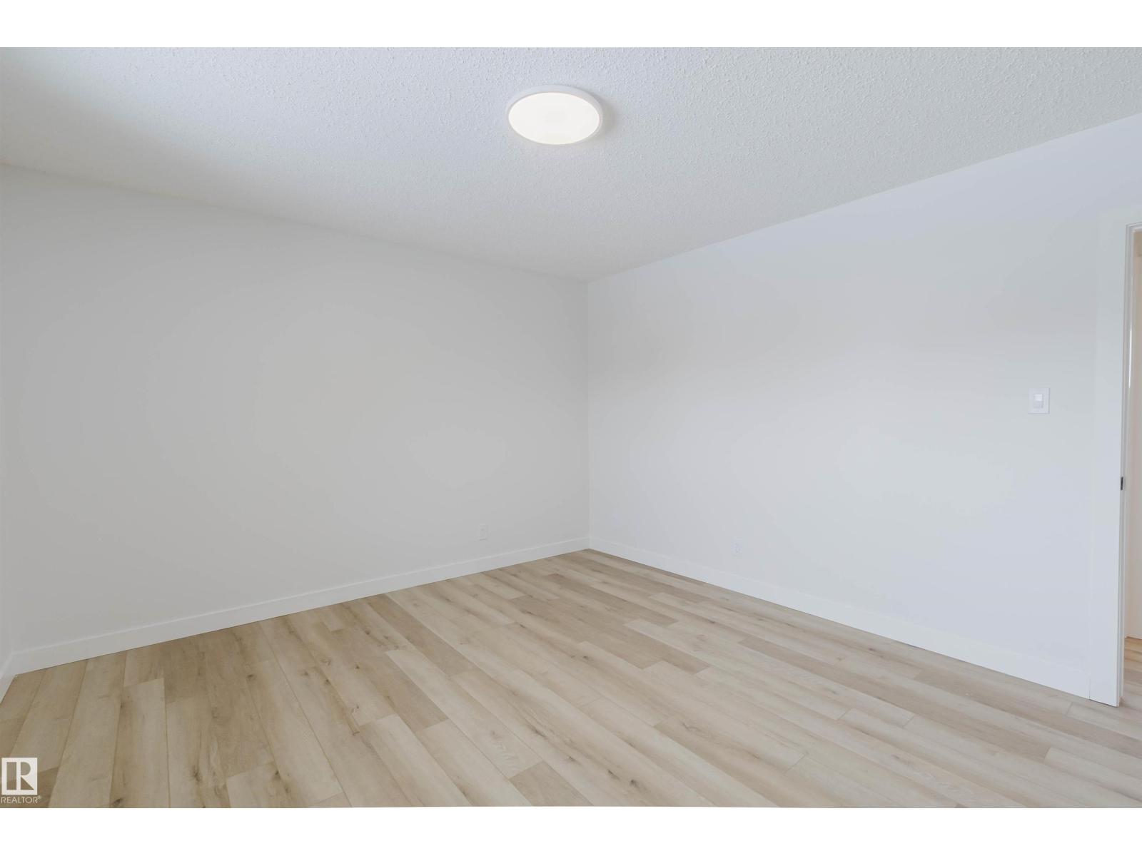 11528 42 AV NW - 21