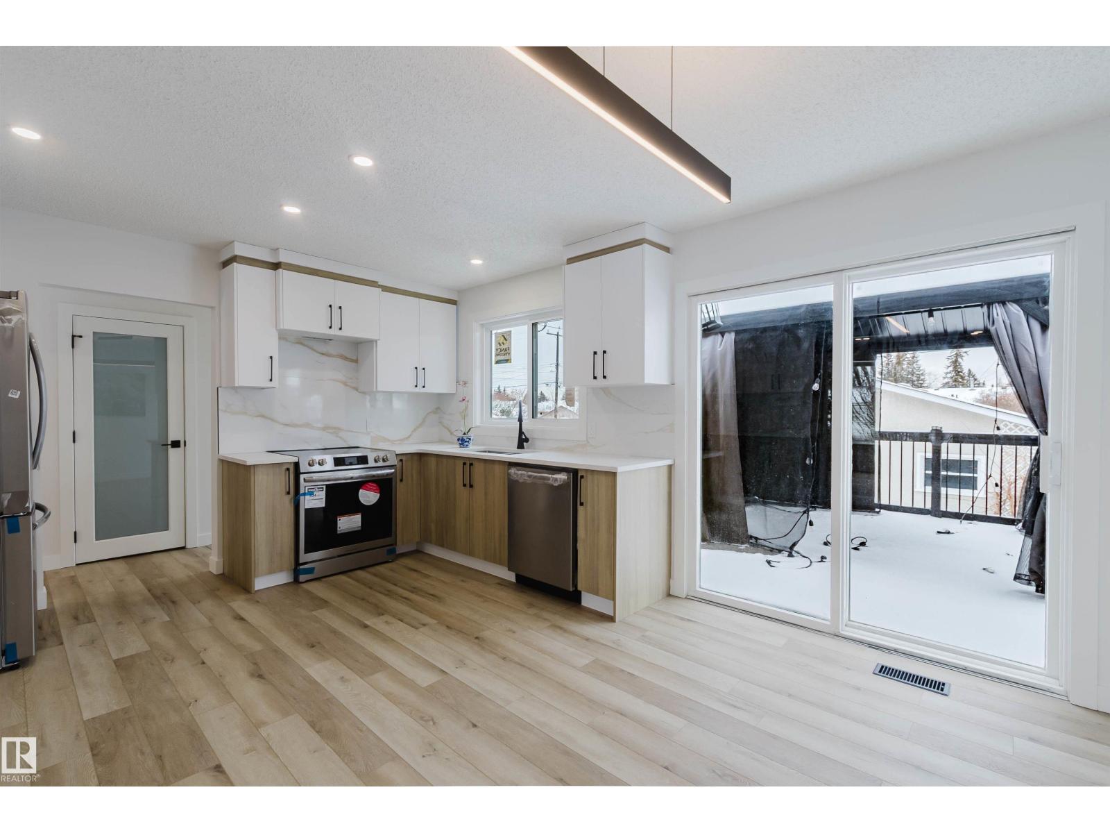 11528 42 AV NW - 9