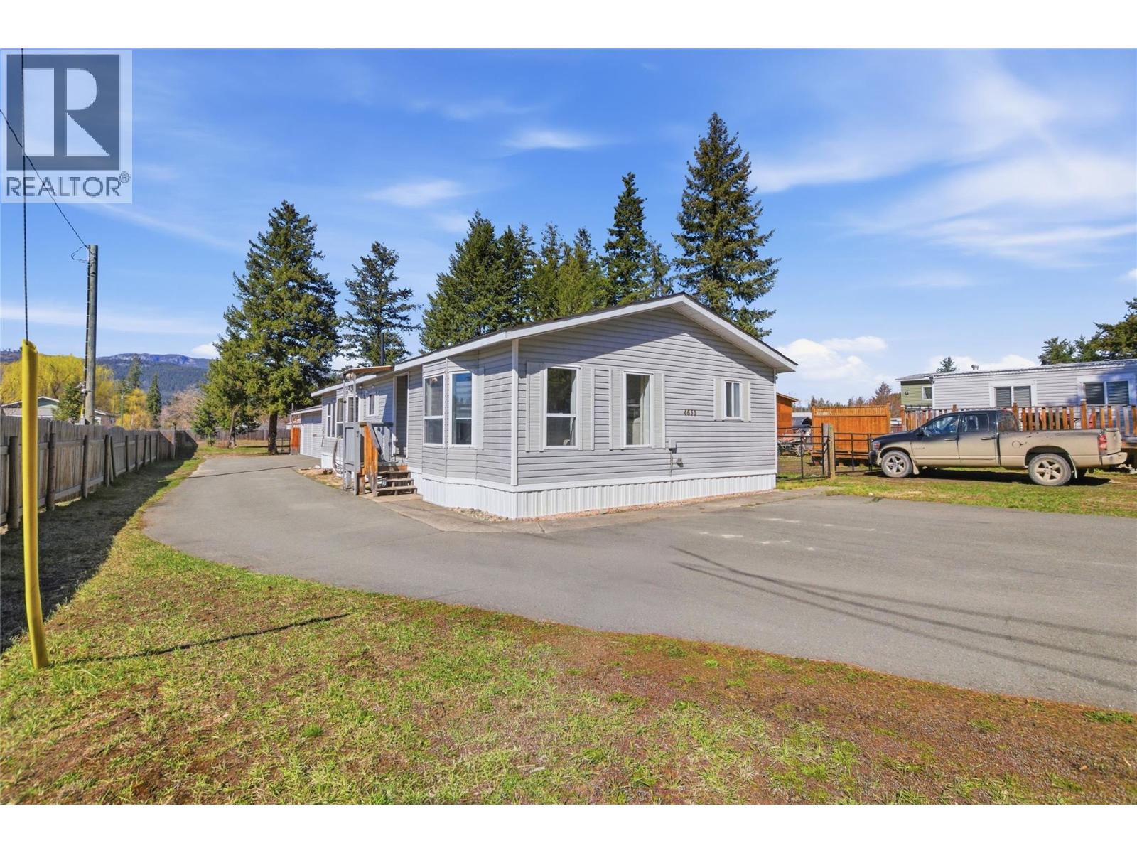 4633 SPRUCE CRESCENT - 1