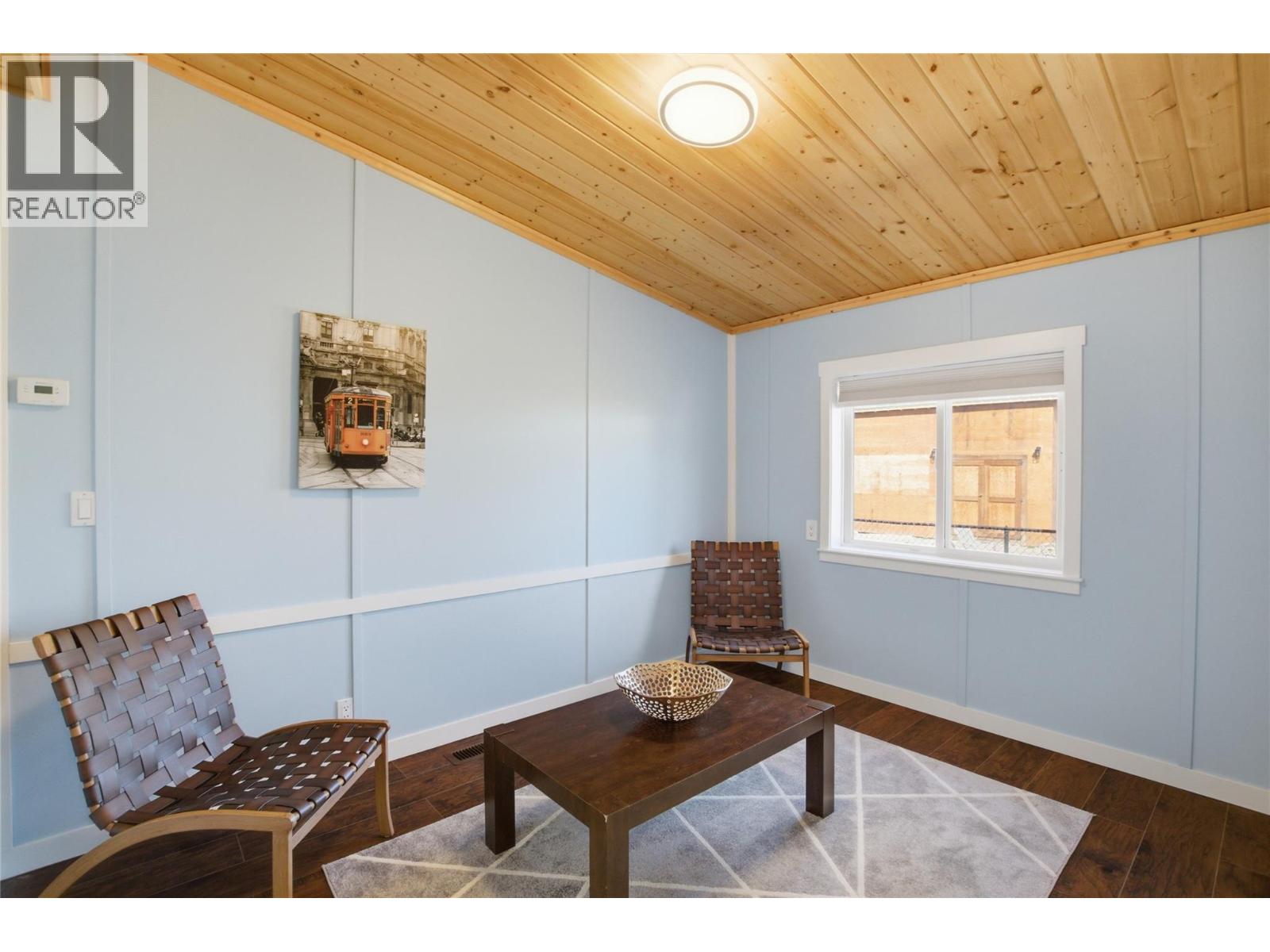 4633 SPRUCE CRESCENT - 13