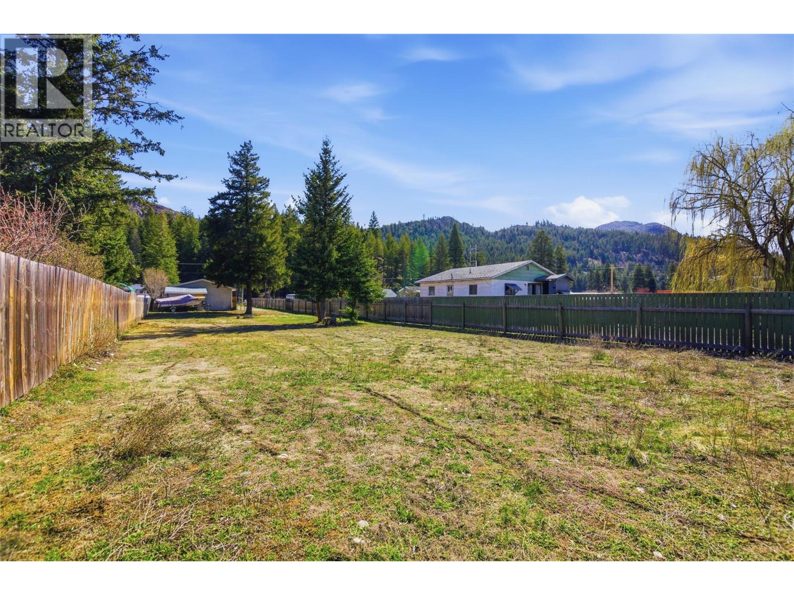 4633 SPRUCE CRESCENT - 19