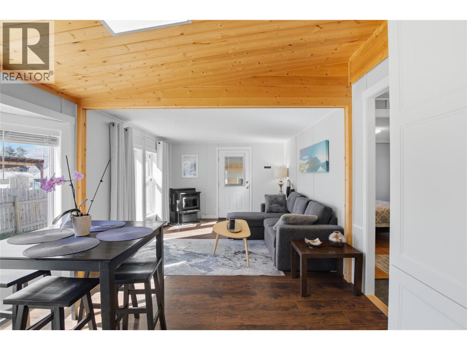 4633 SPRUCE CRESCENT - 5