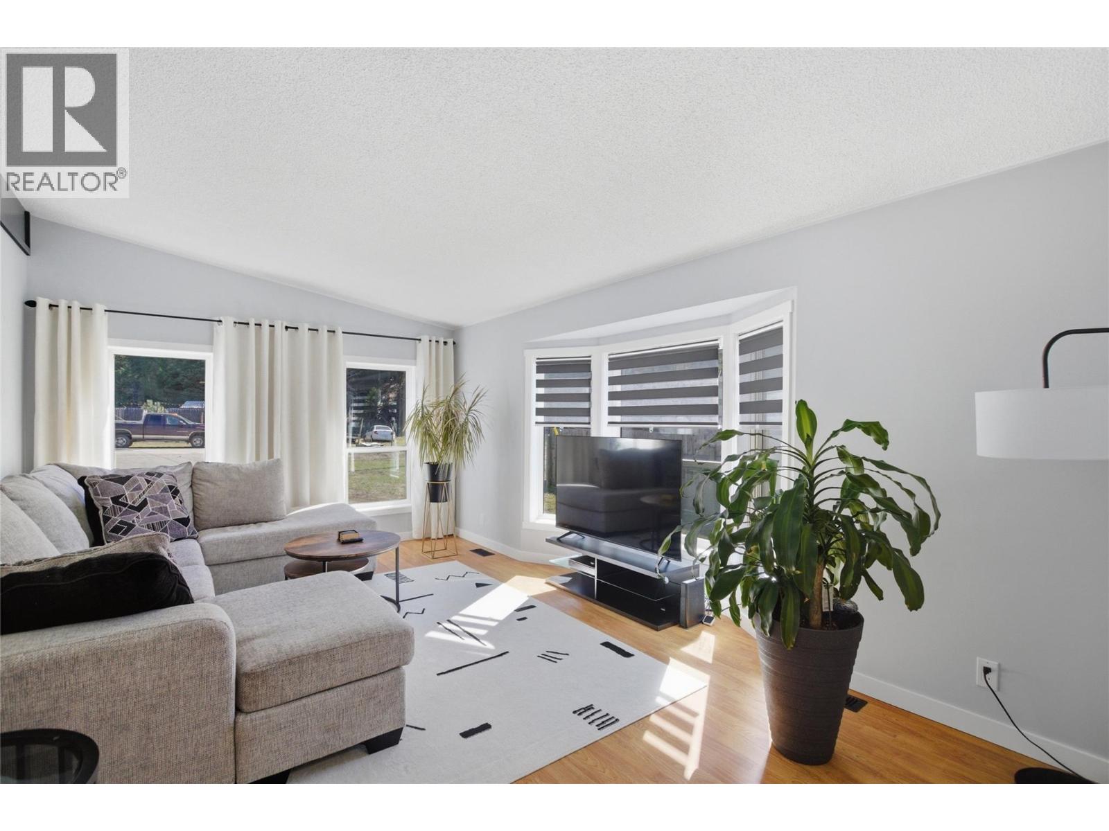 4633 SPRUCE CRESCENT - 7