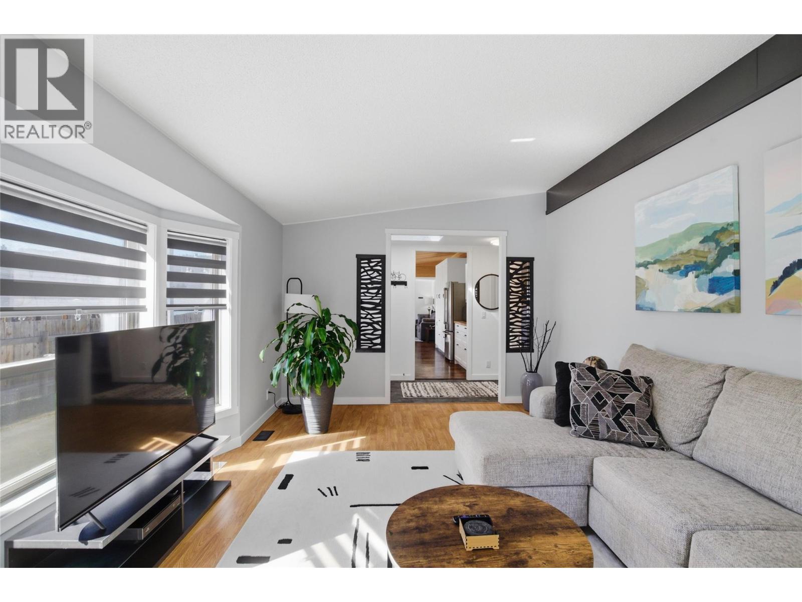 4633 SPRUCE CRESCENT - 8