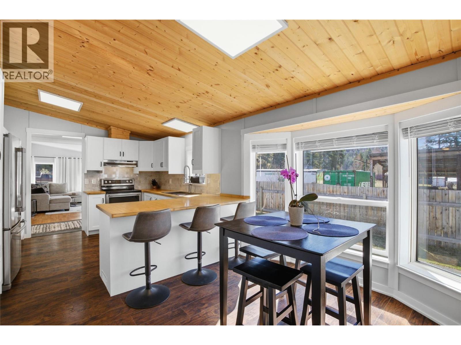 4633 SPRUCE CRESCENT - 9