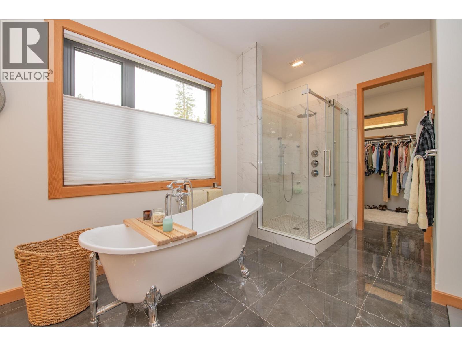 7500 Lonneke Trail, Anglemont