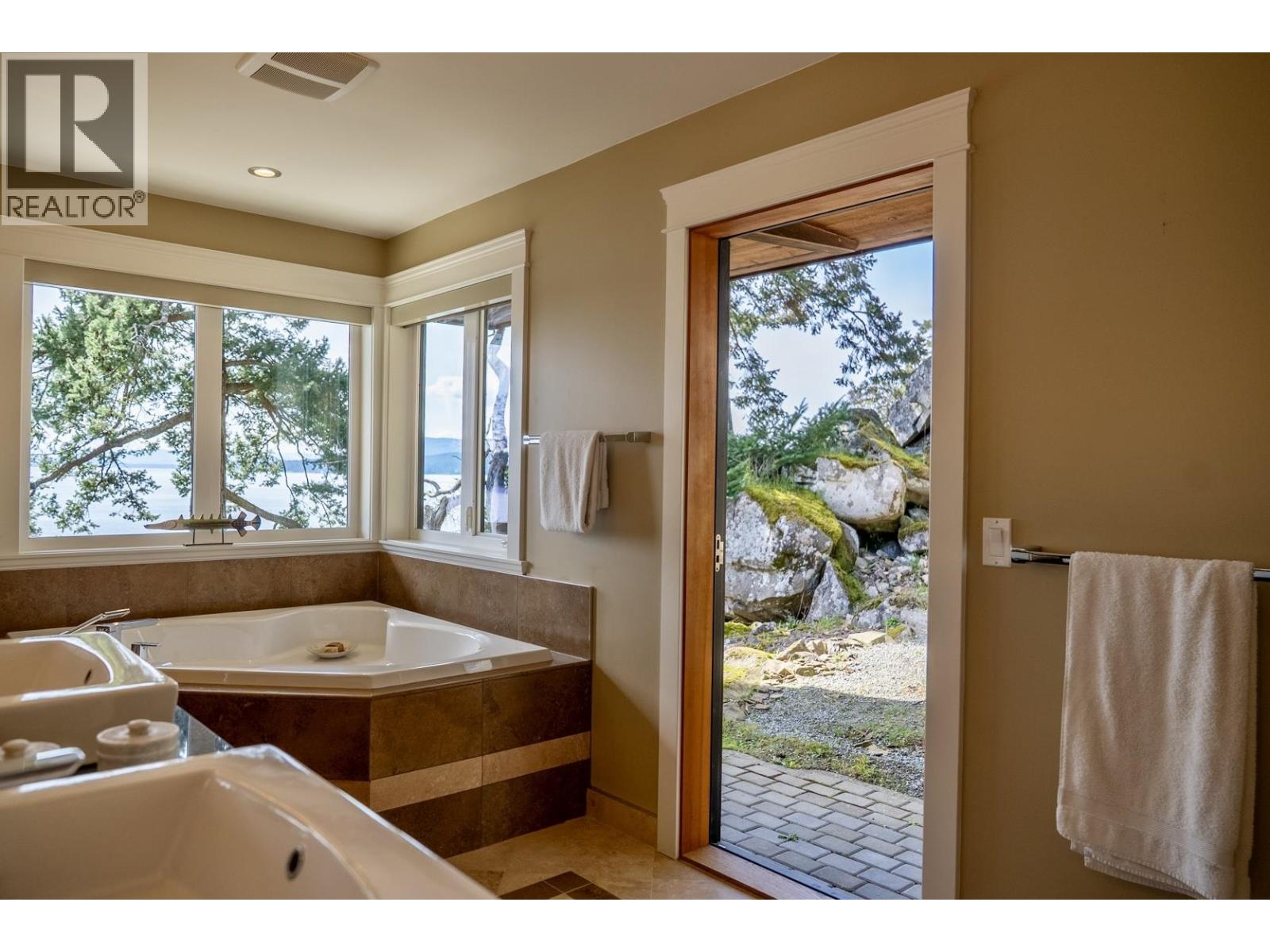 1369 MACKINNON ROAD, Pender Island