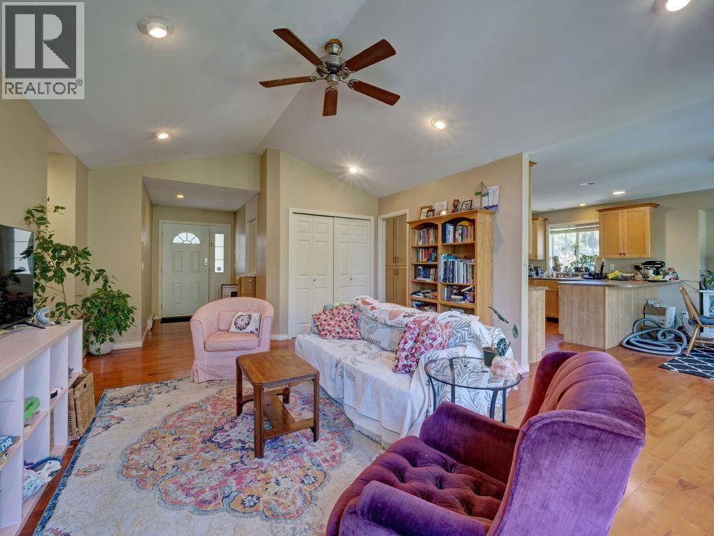 5886 SANDY HOOK ROAD, Sechelt