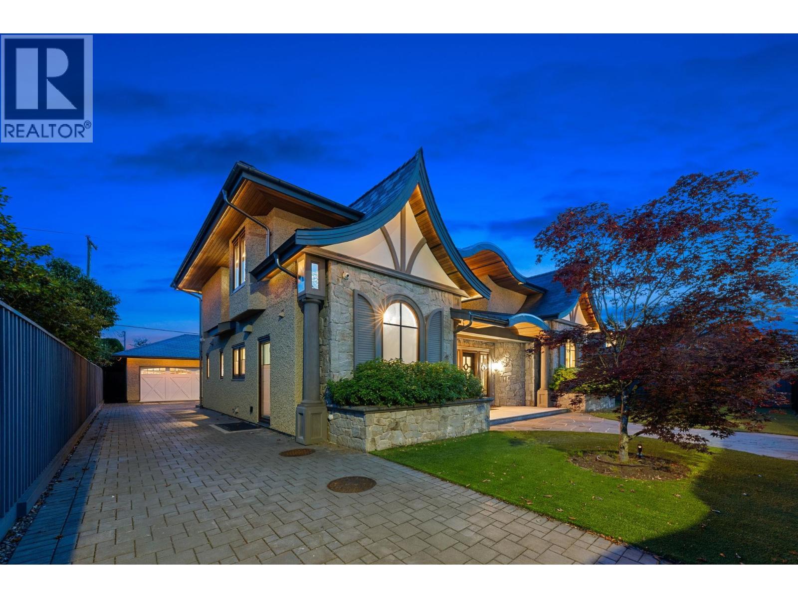 2809 EDGEMONT BOULEVARD, North Vancouver