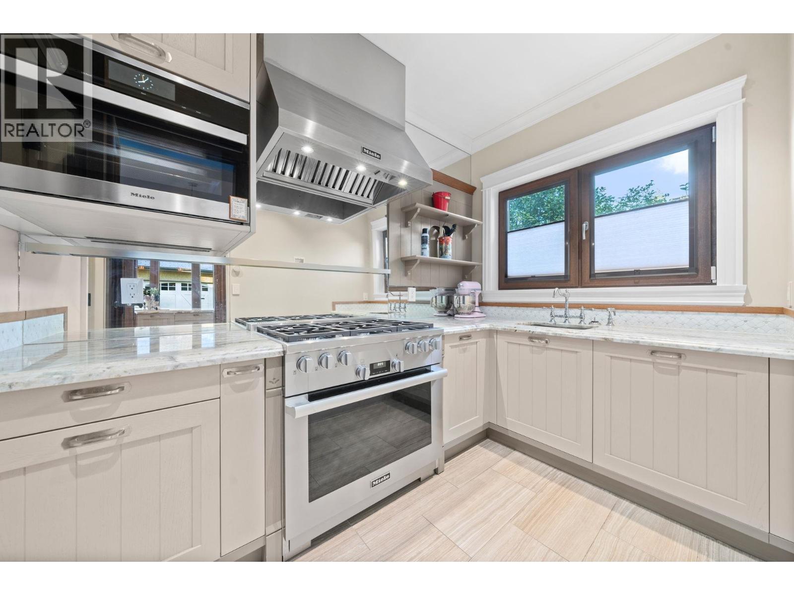 2809 EDGEMONT BOULEVARD, North Vancouver