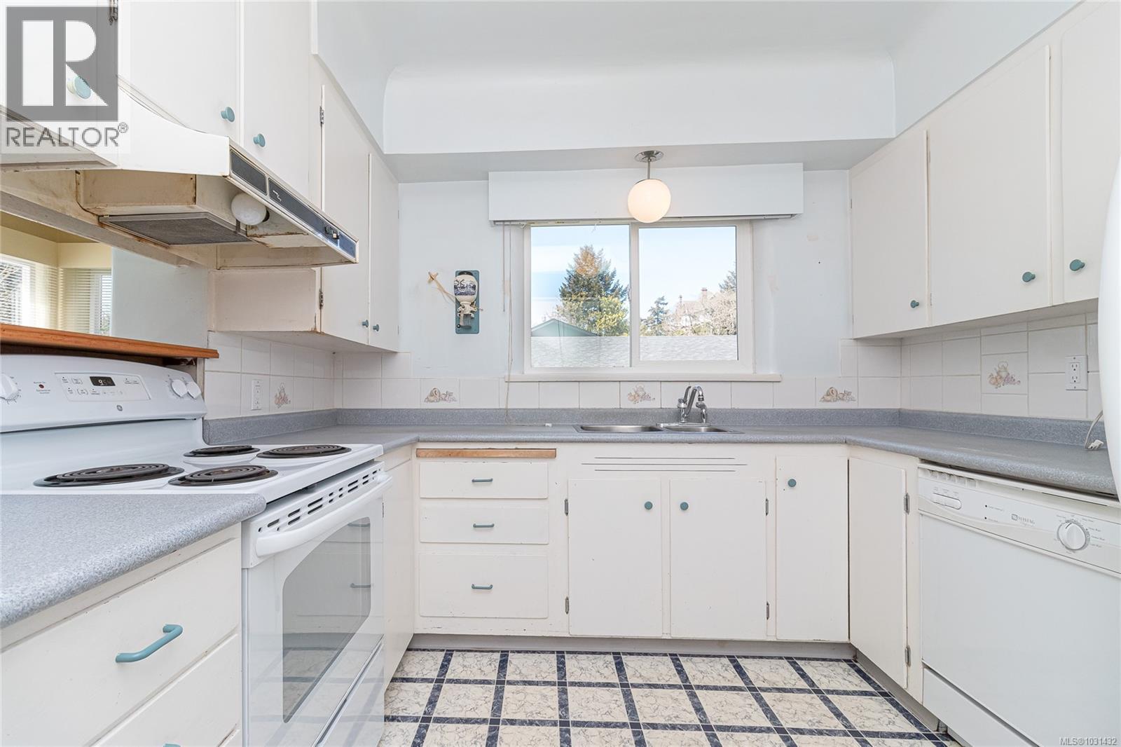  1030 Falkland Road, Oak Bay
