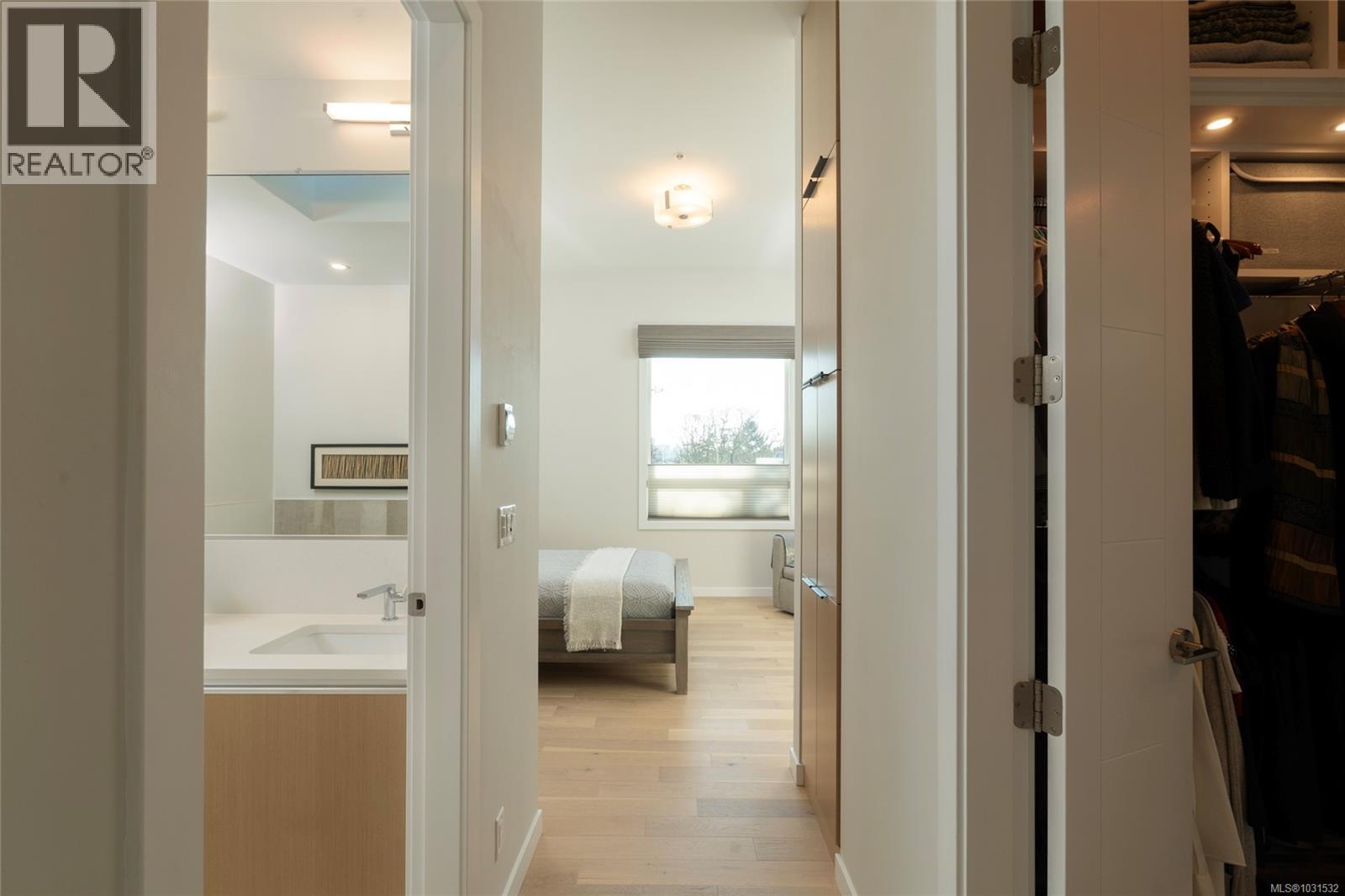 PH5 2285 Bowker Avenue, Oak Bay