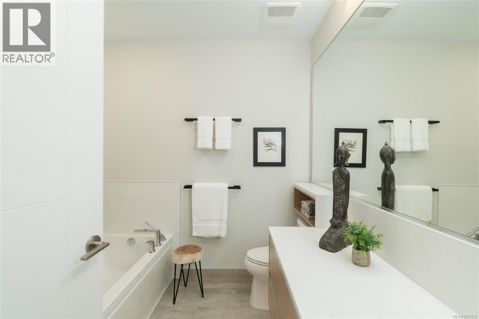 PH5 2285 Bowker Avenue, Oak Bay