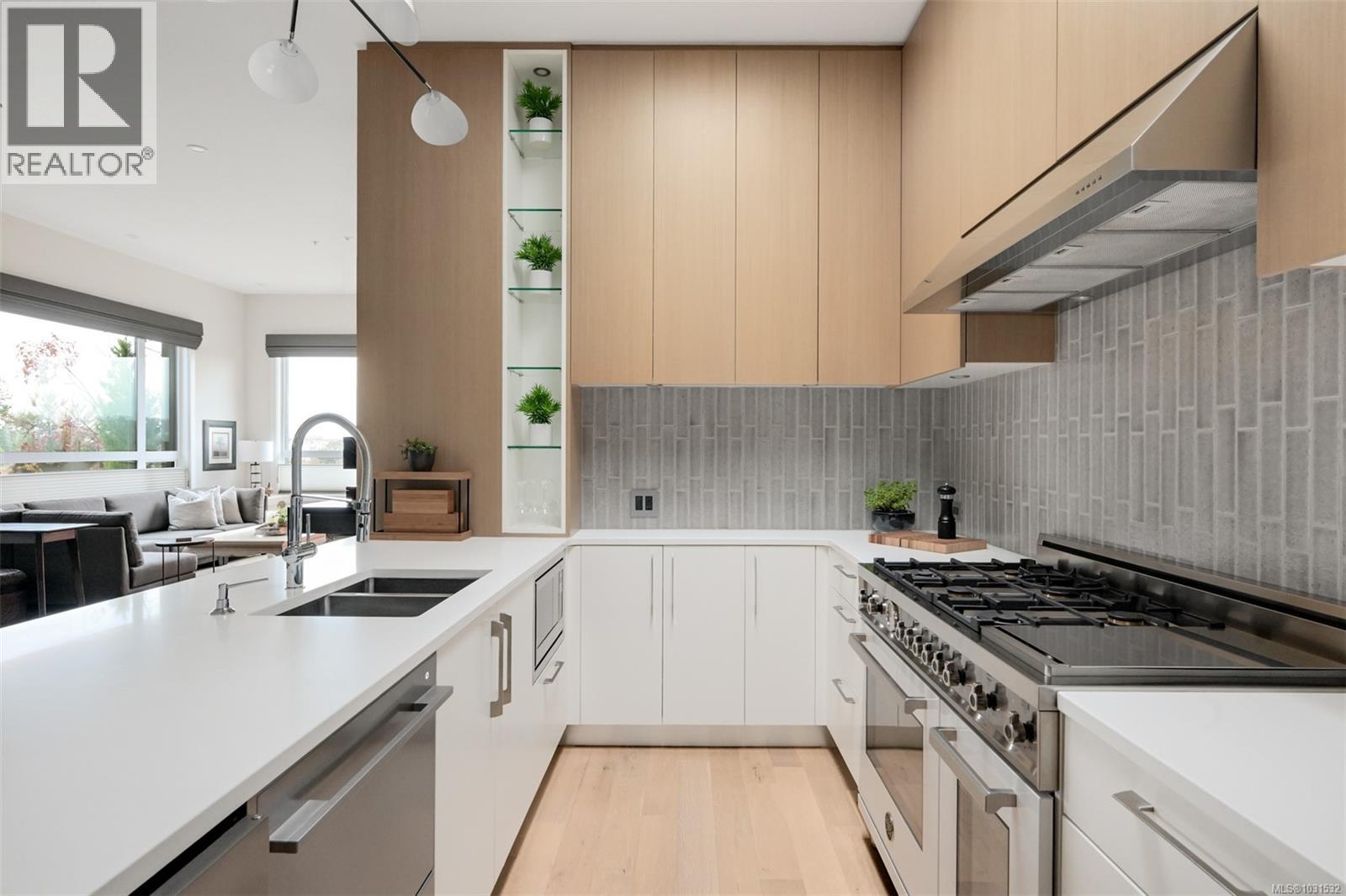 PH5 2285 Bowker Avenue, Oak Bay