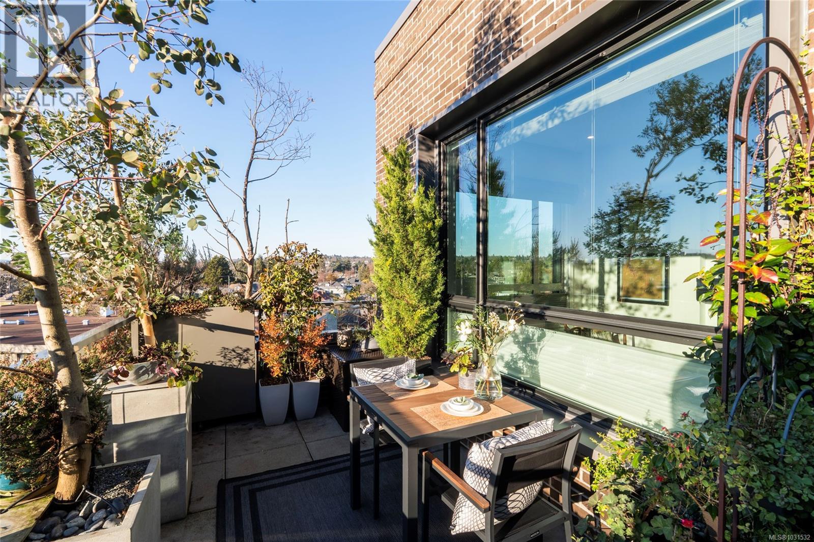 PH5 2285 Bowker Avenue, Oak Bay