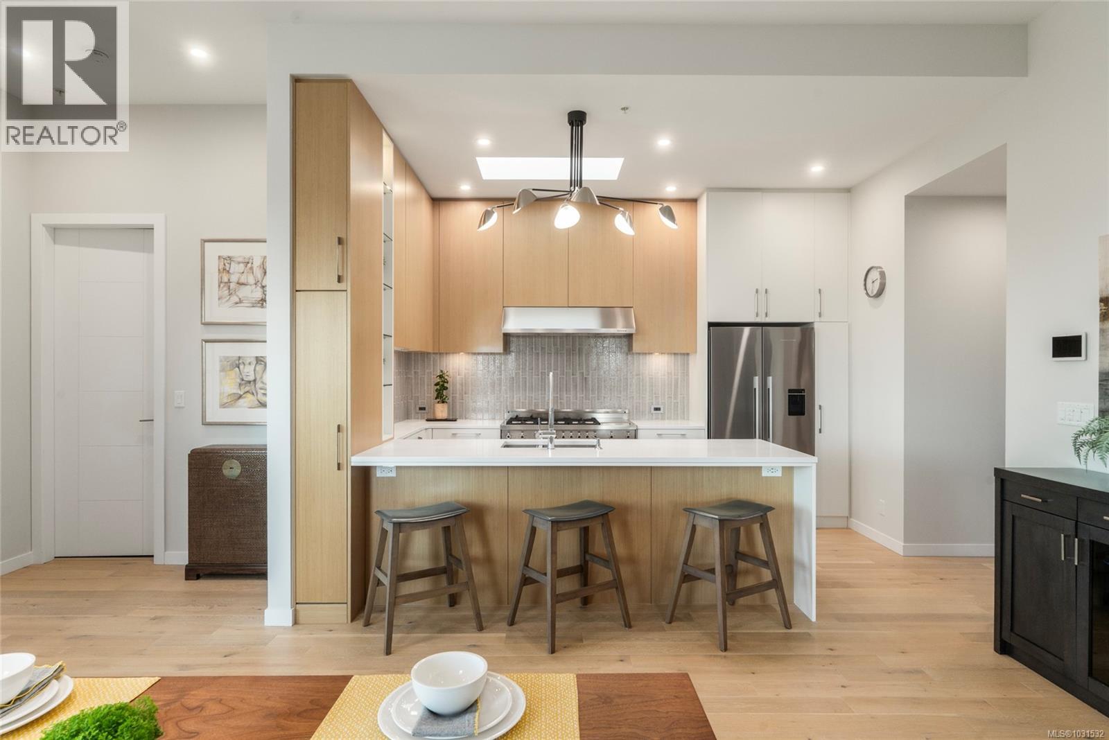 PH5 2285 Bowker Avenue, Oak Bay