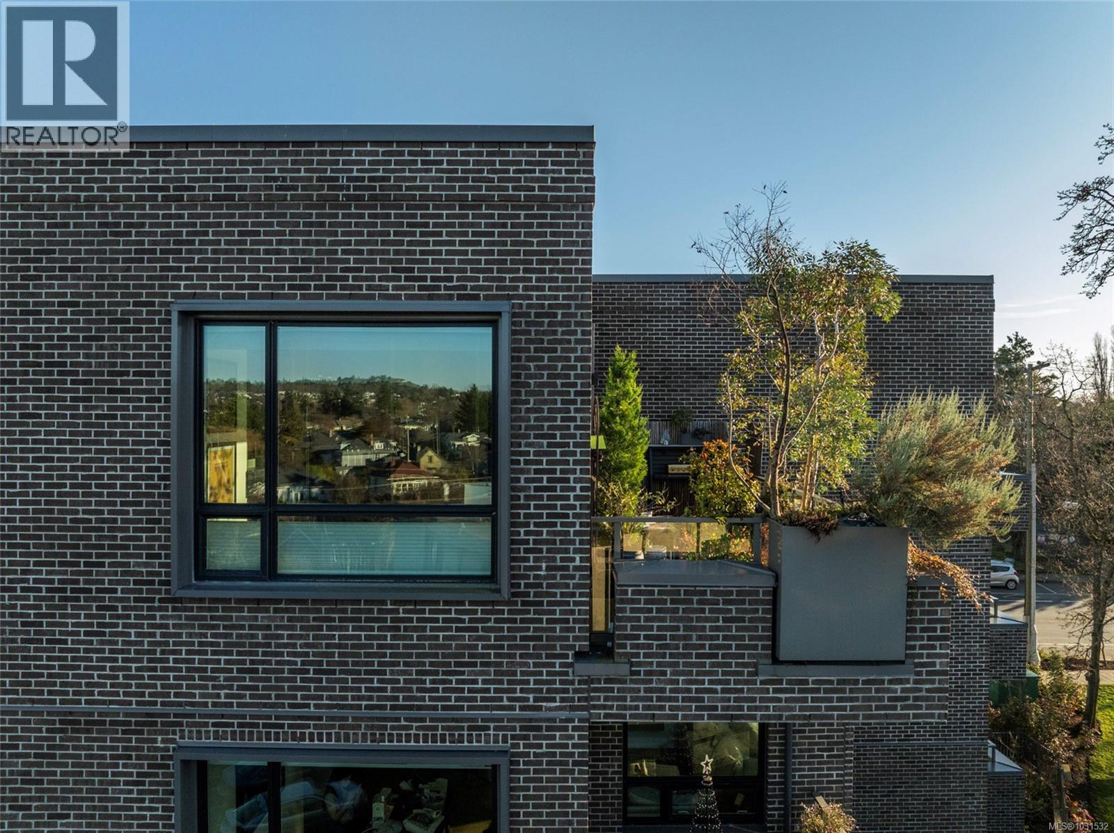 PH5 2285 Bowker Avenue, Oak Bay