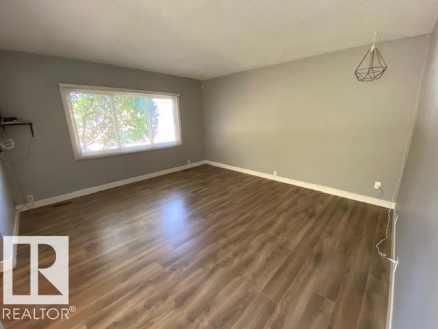 #Main 4907 32 AV NW, Edmonton